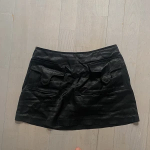 Minikjol - Slikig minikjol, dragkjedjsn förval har brustit men sytt igen det.