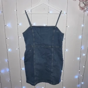 Kort jeans / denim klänning - Jeansklänning i storlek 44 / XL. Passar mer en L men är väldigt stretchig så passar även XL.