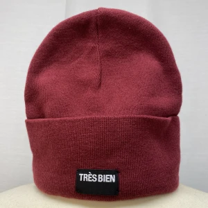 Tres Bien Mössa - Helt ny Tres Bien mössa. Den passar alla storlekar och är unisex. Nypris är 400kr. 