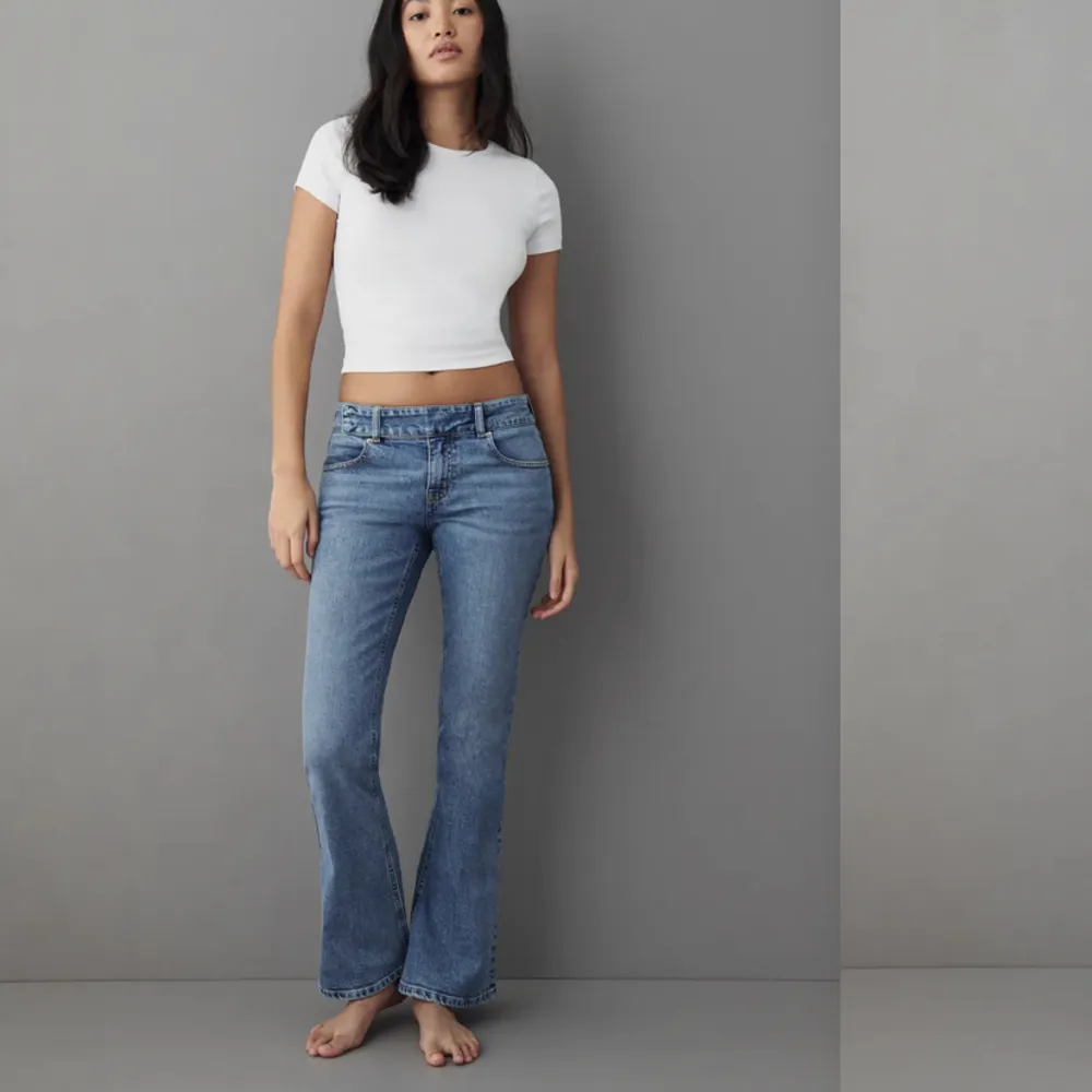 Skitsnygga lågmidjade jeans från Gina Tricot som tyvärr är för långa på mig⚡️de är i en mörkare tvätt än på bilden! Nyskick, därav priset men det går att diskutera. Jeans & Byxor.