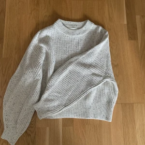 Stickad tröja - Stickad tröja från H&M i storlek XS. Knappt använd. 