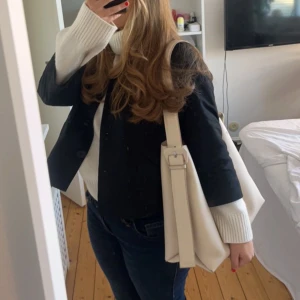 Väska - Beige väska från mango, några defekter skriv för bilder! Säljer för 150+frakt! 