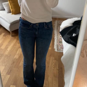 Low waist bootcut - Super snygga byxor från zara i storlek 24 men passar mig som är 25 i midjan. De är stretchiga och bekväma! De är perfekta i benen (är 170)💕