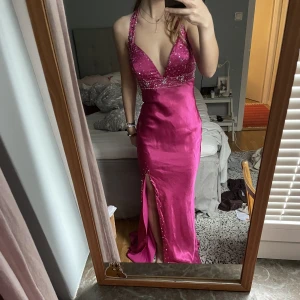 Balklänning  - Rosa balklänning med paljetter som jag köpte till men inte har använt eftersom jag inte har bal och kommer inte till användning. Skriv om du har fler frågor. 