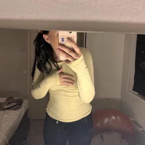 Peak Performance tröja - Säljer min peak performance tröja i jätte fint skick. Rensar min garderob därav varför jag säljer den. Inga defekter <3