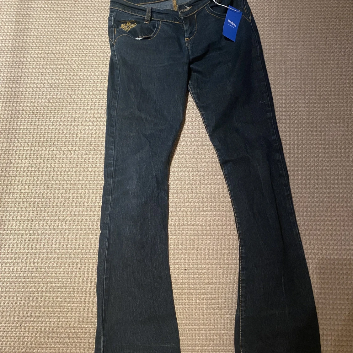 Low waisted utsvängda jeans