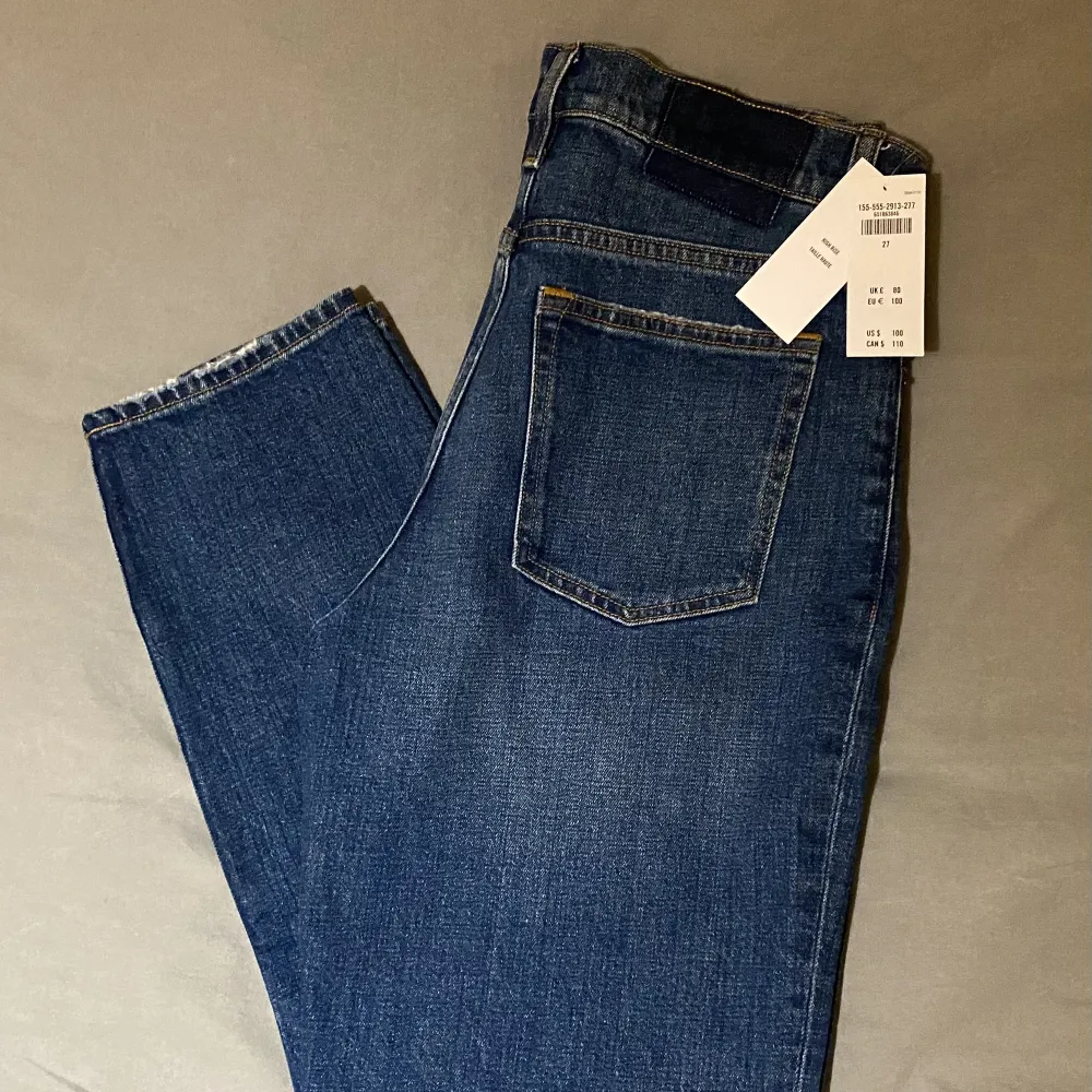 Helt nya Abercrombie & Fitch jeans i modellen ”the mom high rise”. Storlek 27 & längd 4. . Jeans & Byxor.