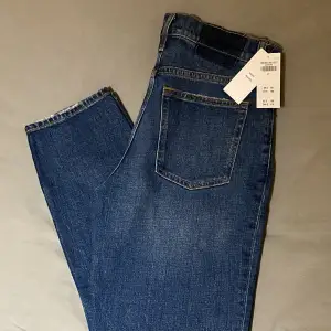 Helt nya Abercrombie & Fitch jeans i modellen ”the mom high rise”. Storlek 27 & längd 4. 