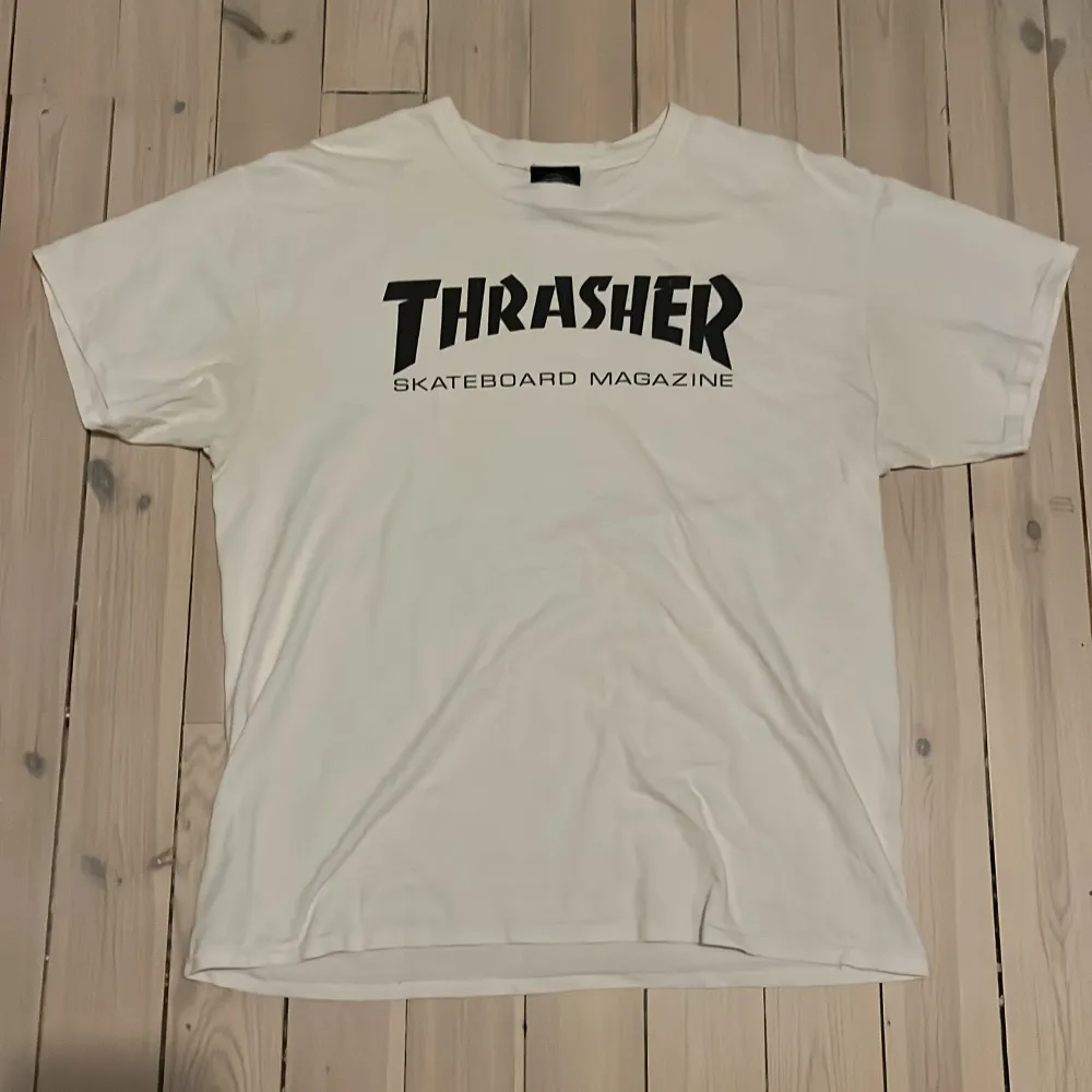 Tja! Säljer denna snygga Thrasher T-shirten för att den inte kommer till användning. T-shirten har inga defekter. Hoppas du vill köpa! Kolla gärna in mina andra annonser också!. T-shirts.