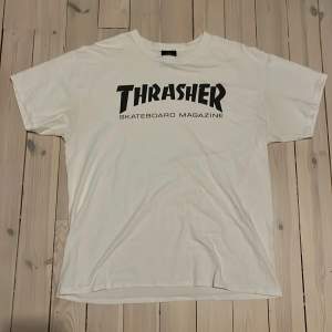 Tja! Säljer denna snygga Thrasher T-shirten för att den inte kommer till användning. T-shirten har inga defekter. Hoppas du vill köpa! Kolla gärna in mina andra annonser också!