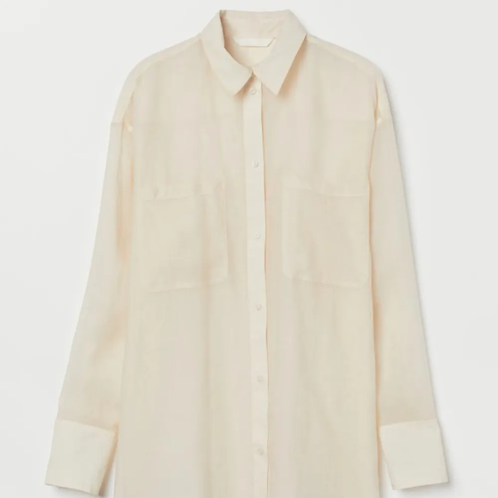skjorta i skir vävd lyocellblanding.  från H&M  aldrig använts.. Skjortor.