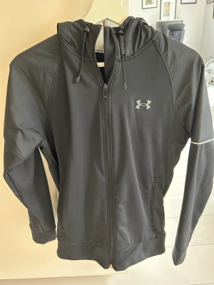 Under armor hoodie  - Säljer den då jag ej använder den 