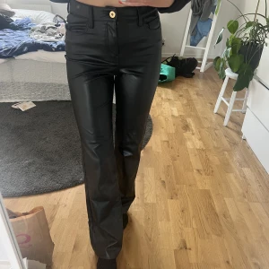 Skinnbyxor - Fejk skinnbyxor från Zara, säljer pga inte använda