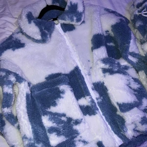 Jaded London Cloud Borg Jacka - Helt ny, aldrig använd. Säljer även matchande byxor i seperat inlägg. 