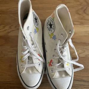 Blommiga converse - Så bekväma och unika converse men de kommer inte till användning längre så måste sälja dem! Använda ett fåtal gånger, finns ej att köpa längre🩷