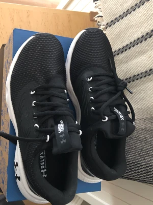 Under armour träningsskor - Supersköna träningsskor som ej kommer till användning, nya med prislapp och låda aldrig använda. Hör av er vid fler funderingar!