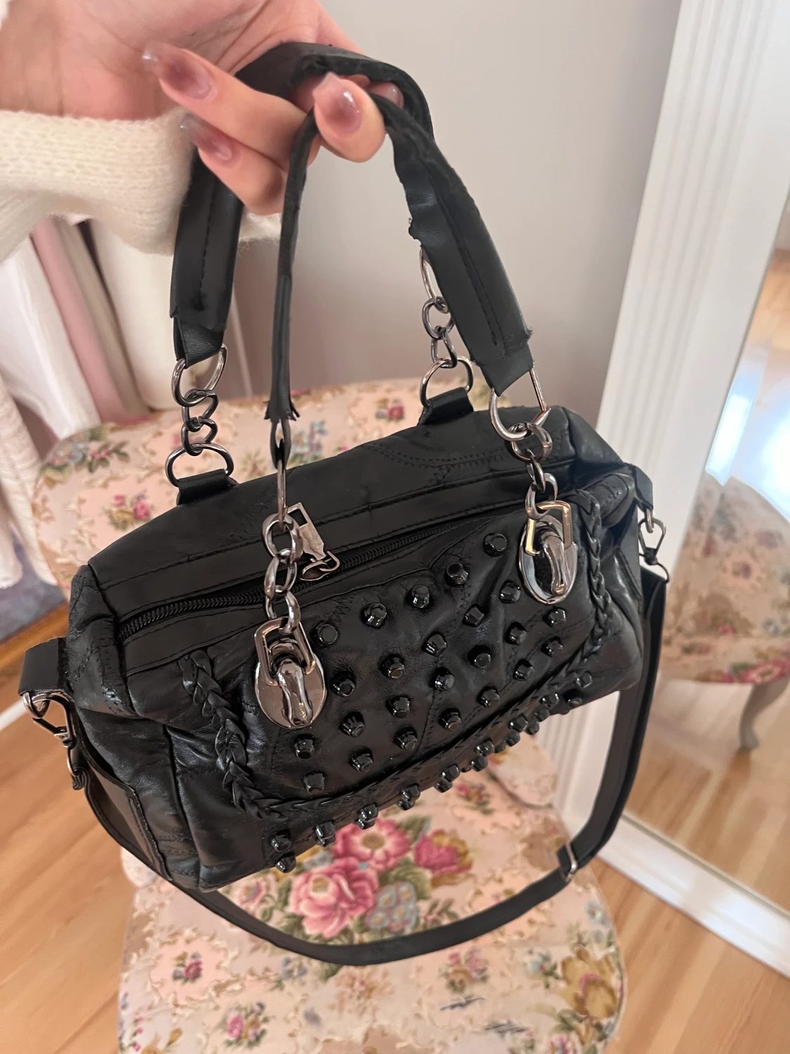 svart väska med nitar - 90