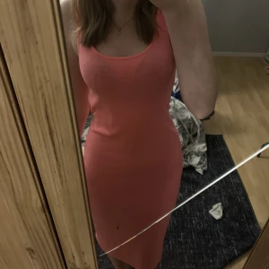Klänning  - Hej säljer en klänning ifrån h&m Den är neonrosa Det ser inte ut som det på första bilden men det var ganska dåligt ljus syns bättre på andra bilden