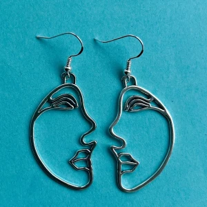 Ansikten örhängen 💙 - Nickelfria krokar och fri frakt 💙