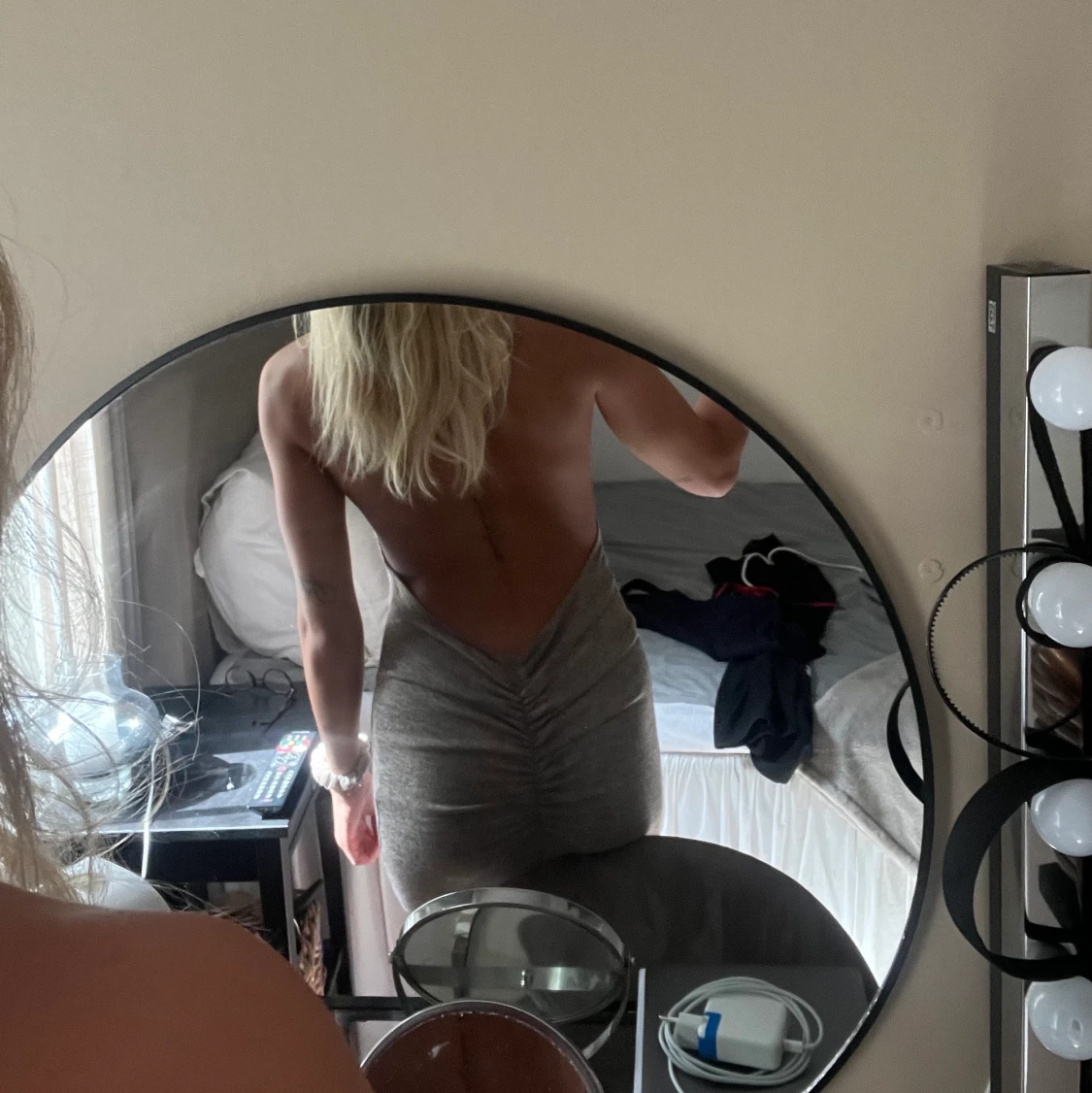 Brun klänning med öppen rygg - 90