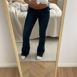 Jeans - 7 for all mankind jeans med paljetter på fickorna, de är bootcut och relativt lågmidjade. Lite för lång för mig som är 162 så använder inte.