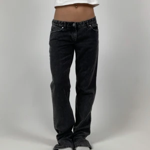 Cheap Monday jeans - Lågmidjade Cheap Monday jeans i nyskick! Aldrig använda ✨ Jag är 165 (det är jag på bilden) och de är ganska långa på mig - men det går att klippa av om man vill. Midjemått rakt över: ca 40 cm. Innebenslängd: 87 cm 🧚🏻‍♀️