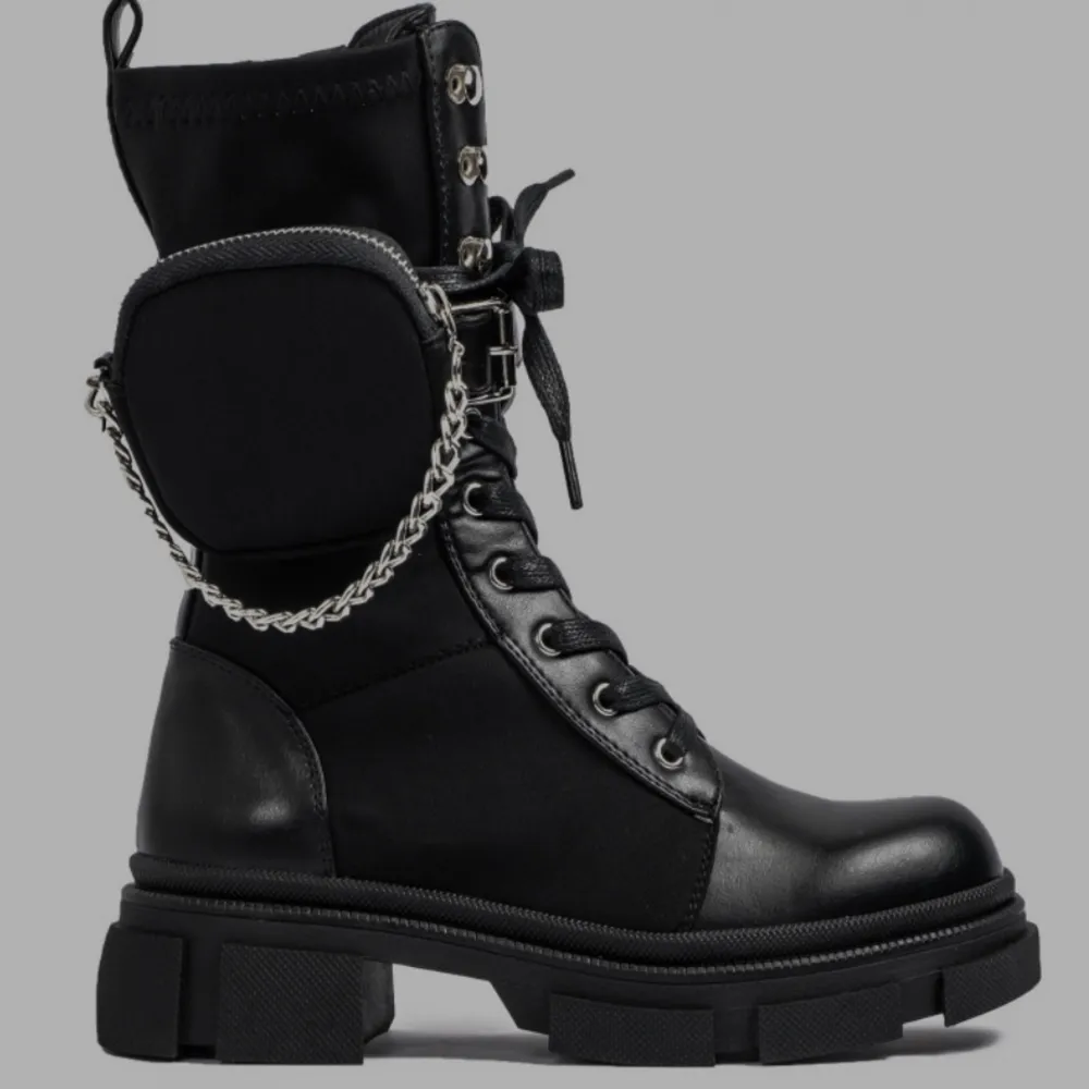very good boots, worn a couple of times, the small side pockets can be removed as well as the chains 🥰. Skor.