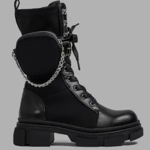 very good boots, worn a couple of times, the small side pockets can be removed as well as the chains 🥰