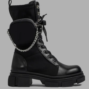 Black boots 37 - very good boots, worn a couple of times, the small side pockets can be removed as well as the chains 🥰
