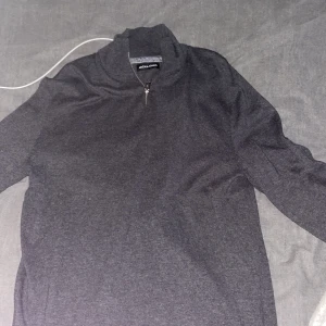 JACK & JONES Halfzip  - Inga skador, använd ett fåtal gånger så den är som ny. Ny pris 399kr på Zalando 