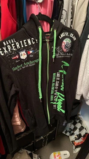 Jätte snygg dress Stl s - Använd vid 2 tillfällen  Stl s på både huvtröjor och byxorna  I nyskick  Nypris 899  Mitt pris 361 kr inkl spårbar frakt 