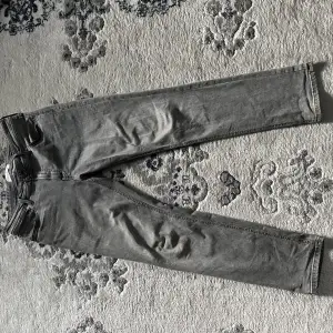 Gråa jeans Storlek 32 