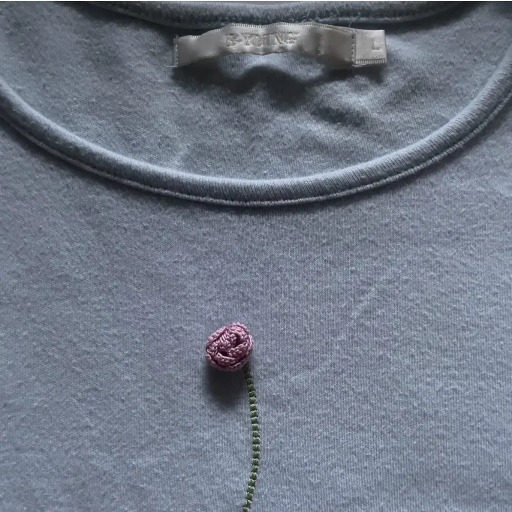 Ljusblå vintage T-shirt men en supersöt liten rosa ros på storlek L men liten i storleken. T-shirts.