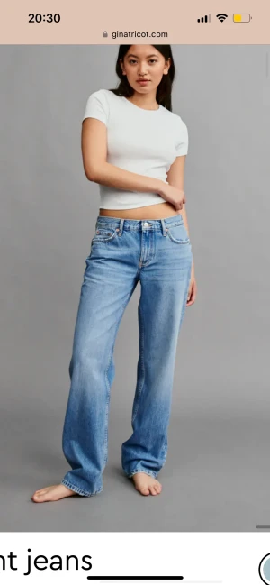 Lågmidjade jeans - Lågmidjade straight jeans från Gina tricot. Säljer för att de inte kommer till användning, alltså nästan knappt använda. Mycket bra skick. Kan tänka mig att sänka priset.