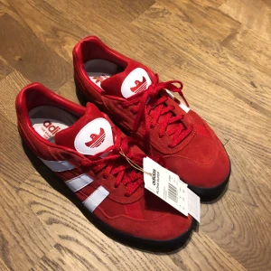 Adidas Aloha Super - Brand new/helt nya Utan låda, med prislapp Size us 9/ eu 43 Nypris:  999kr 