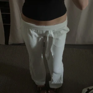Linnebyxor  - Jätte fina linnebyxor som liknar alhoba. Jätte fina men lite för små för mig. 255 plus frakt. Xxs. Aldrig använda 