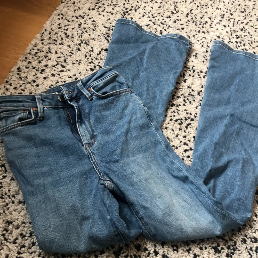 Säljer mina bootcut jeans då de inte kommer till användning så mycket längre❤️. Jeans & Byxor.