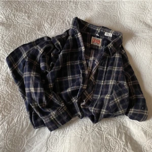 Flanellskjorta  - Köpt här på plick så vet inte vart den är ifrån tyvärr🖤 kommer inte till användning så därför säljer jag den. 150kr+frakt! skicka vid frågor eller fler bilder ❣️❣️