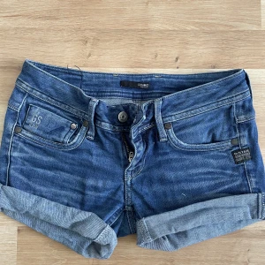 G-star jeans shorts - Lågmidjade jeansshorts. Köpta second hand men själv aldrig använt då de är för små.