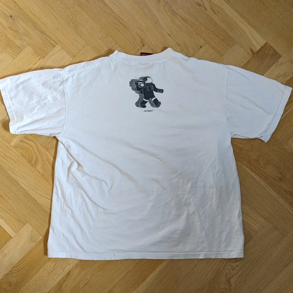 t-shirt med ascoolt tryck från unfledged 💥💥strl L enligt lapp men passar som M. T-shirts.