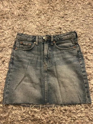 Jeans kjol - Säljer denna super fina jeans kjolen från weekday. Det går bra att klicka på köp nu😊.