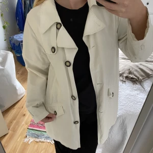 Vintage Trenchcoat  - Ljus beige trenchcoat. Saknar bälte men jag har använt utan. 