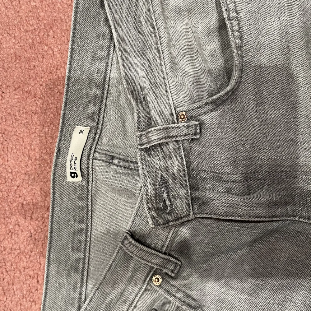 Gina Tricots lågmidjade gråa jeans. Fint skick 💗. Jeans & Byxor.