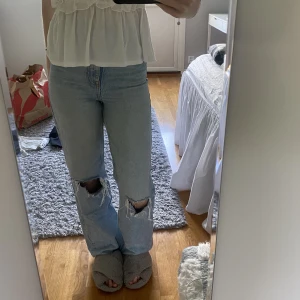 Jeans - Fina jeans från zara som går att bestämma längd själv då de inte har en söm nertill🙌🏼💓