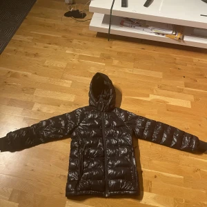 Peak performance jacka - Hej! Säljer en peak performance jacka | skick: 7/10 | ny pris: 2399 | mitt pris: 1250 | inga konstigheter:) (sällsynt model, då den inte säljs mer!) 160 storlek, men sitter upp till 170!