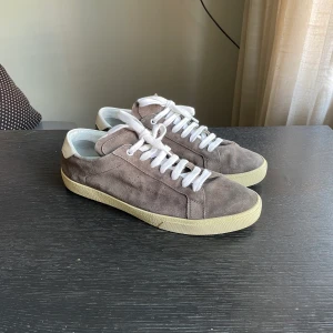 Saint Laurent skor  - Säljer dessa Saint Laurent skor i nästan nyskick som är använt sparsamt  Strl 42 i färgen brun  Skriv om ni har några funderingar! 