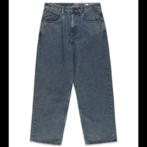 Volcom billow loose - Säljer volcom byxor p.g.a för små. Storlek 31 i midjan. Lagade av skräddare på båda bakfickorna men annars i gott skick. Nypris 1200kr.