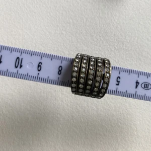 Ring med bling bling  - Fin och bred ring  Kommer ej ihåg vad jag köpt den så säljer den billigt 😃