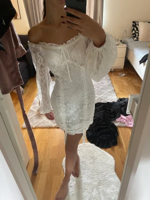 Klänning - Sjukt snygg klänning med en snörningar till ditaljer💞 använd en gång! Spets💞