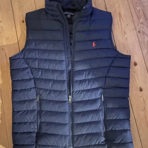 Polo Ralph Lauren väst  - Säljer denna väst. Västen är 160 men sitter som 170 jag själv har s i storlek och den sitter bara tajt på mig 